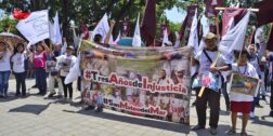 Foto: Adrián Gaytán / Protestan en el Zócalo familiares de las víctimas de Huazantlán.