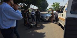 Pese a que el motociclista resultó herido, el conductor del auto intentó echarle la culpa al hombre herido.