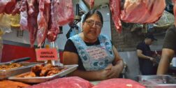 Foto: Adrián Gaytán / Regina Mejía Torres, propietaria de la carnicería “Los Zaachileños” señala que ante la complicada situación económica, “las ventas están bastante bajas”.