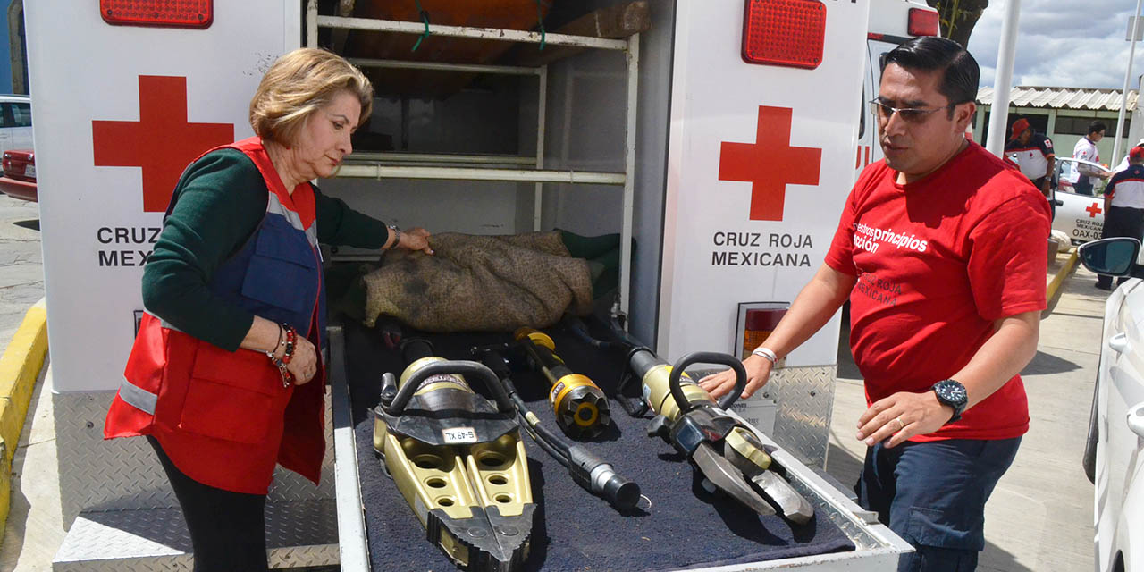 Foto: Rubén Morales / Lupita Borges, siempre pendiente de las necesidades de la Cruz Roja en Oaxaca.