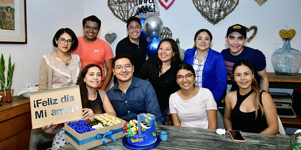Fotos: Rubén Morales / Los amigos de Izay se hicieron presentes en este día tan importante y desearon lo mejor para él.