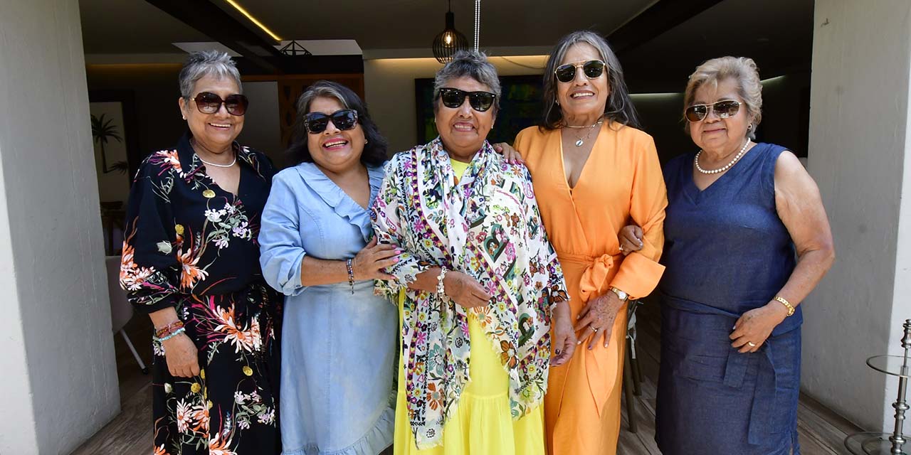Fotos: Rubén Morales / Las hermanas de María Teresa, Alicia Rodríguez, Carolina, Petra y Patricia le desearon lo mejor.