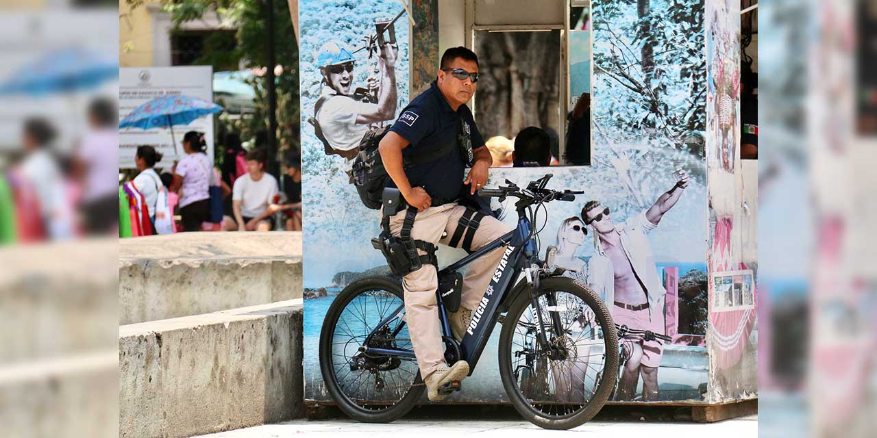 Foto: Luis Cruz / Un policía estatal toma un respiro del intenso sol que se siente en la ciudad.