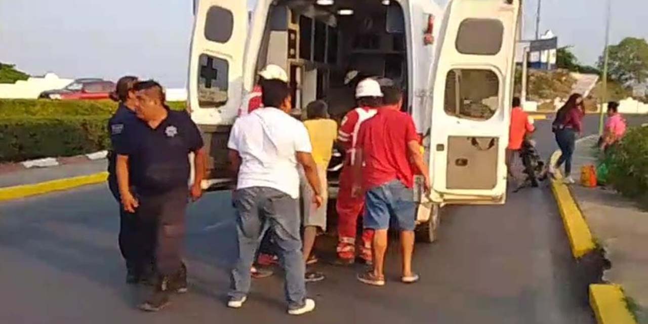 Pierde el control y cae a río en Tehuantepec
