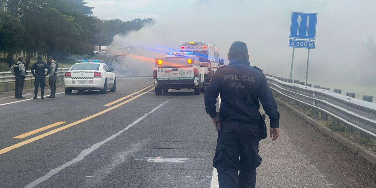 Arden vehículos  tras choque en   la Mixteca | El Imparcial de Oaxaca