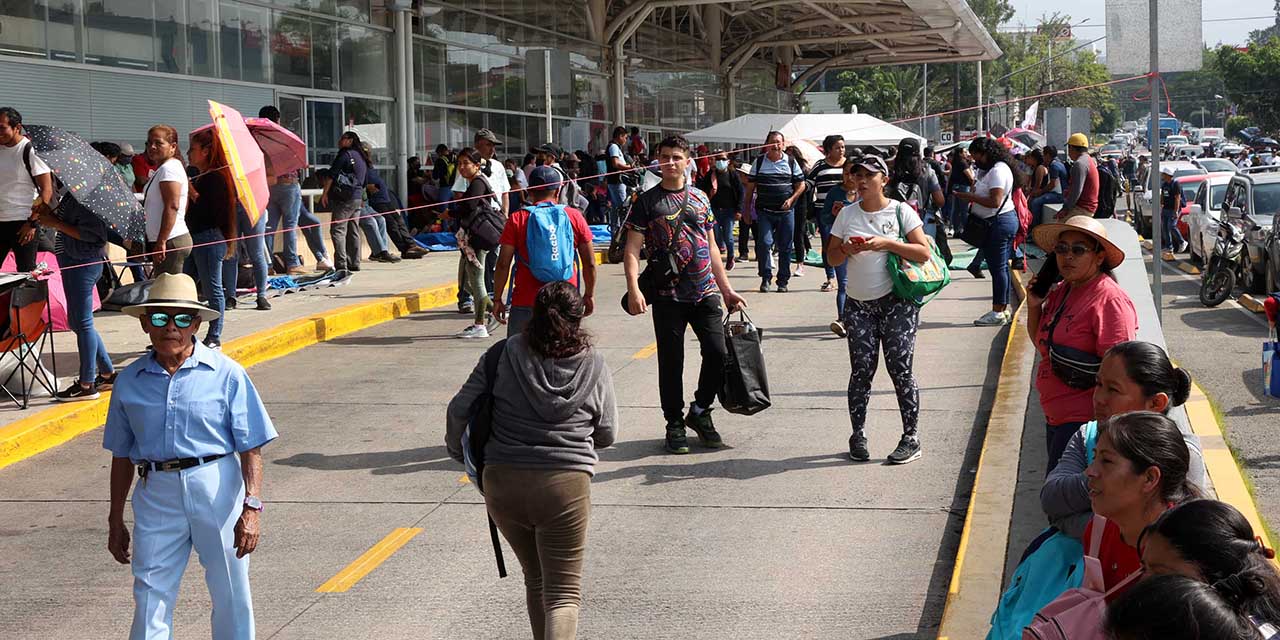 Foto: Luis Alberto Cruz / Vuelven a tomar la terminal de primera clase ADO.