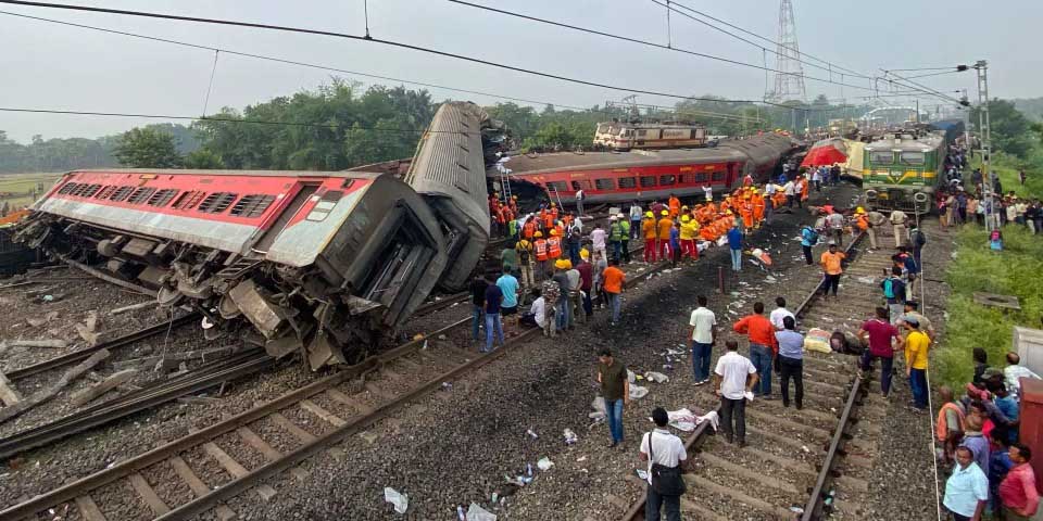Choque de trenes provoca al menos 260 muertos y mil heridos en la India | El Imparcial de Oaxaca