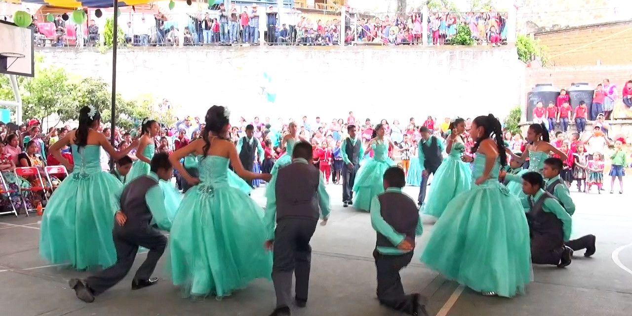 ¿Por qué los alumnos de sexto bailan un vals al terminar la primaria? | El Imparcial de Oaxaca