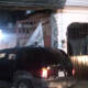 Ebrio estrella camioneta contra portón de casa en Juchitán