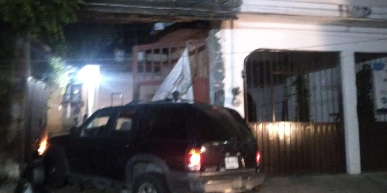 Ebrio estrella camioneta contra portón de casa en Juchitán | El Imparcial de Oaxaca