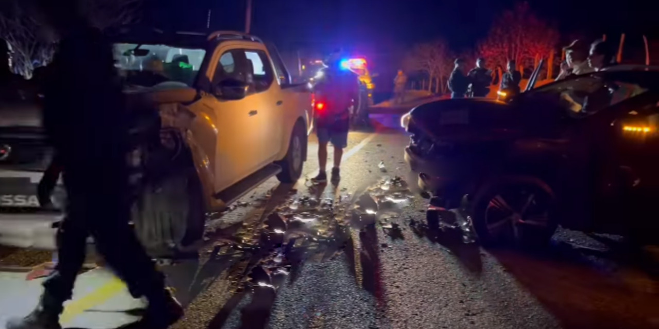 Violenta colisión entre dos camionetas en la carretera 200 | El Imparcial de Oaxaca