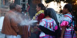 Foto: Luis Alberto Cruz / En un ritual de purificación, sacerdotisas y tatamandones de Huautla de Jiménez ofrecen una “limpia” y entregan el bastón de mando a Claudia Sheinbaum Pardo.