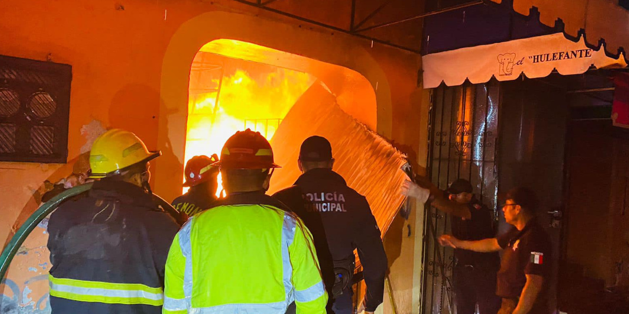 Voraz incendio consume negocio El Hulefante | El Imparcial de Oaxaca