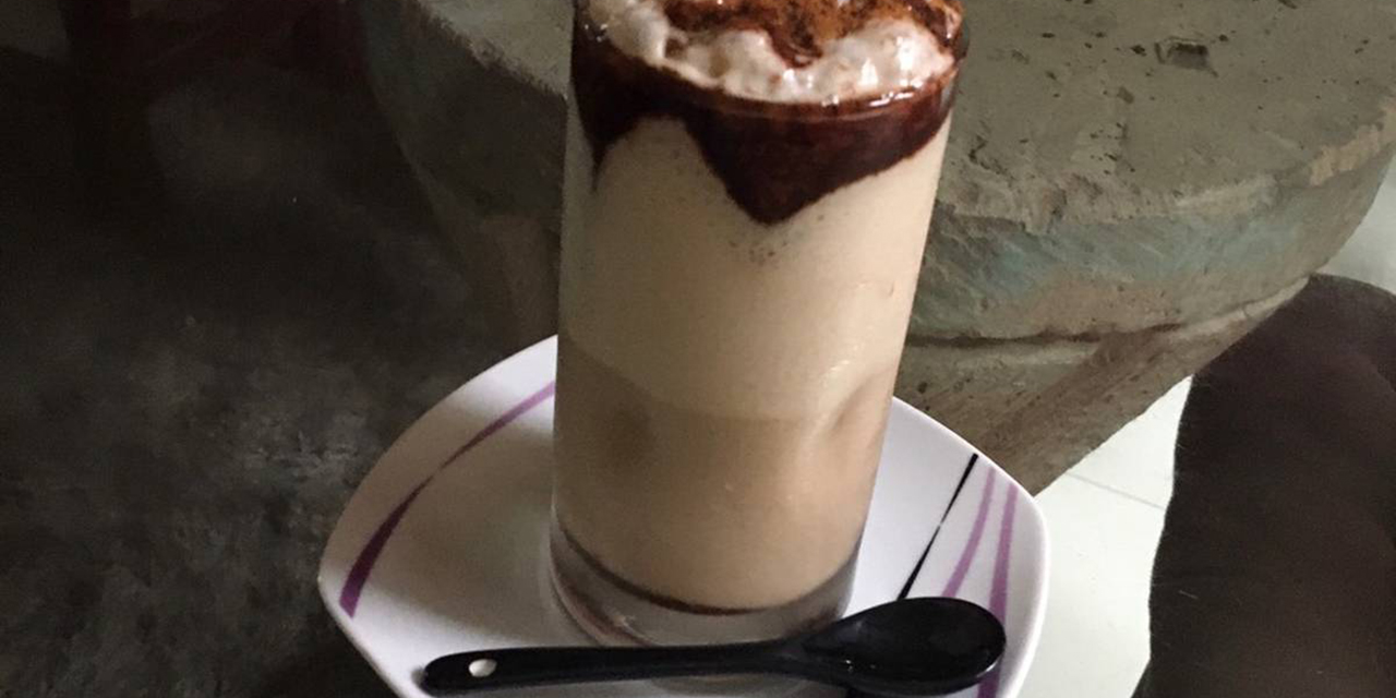 Disfruta de un café refrescante con esta irresistible receta de frappé caramelizado