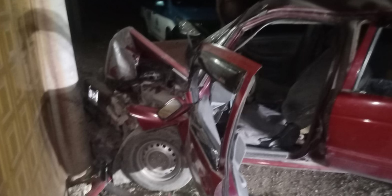 ¡Impacto fatal! Mujer estrella camioneta con barda y muere | El Imparcial de Oaxaca