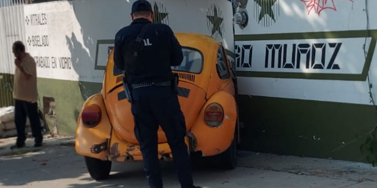 Impacta su vehículo contra una barda | El Imparcial de Oaxaca