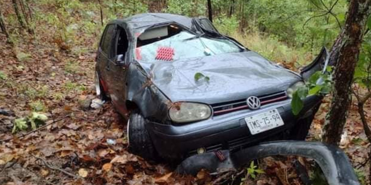 Desbarranca automóvil rumbo a Juquila | El Imparcial de Oaxaca