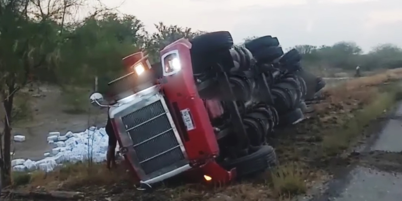 Vuelca fuera de la carretera camión cargado de harina | El Imparcial de Oaxaca