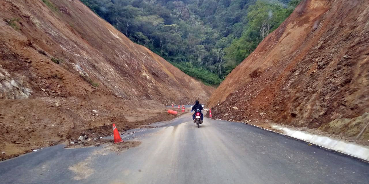 Alertan sobre los riesgos de viajar por la súper carretera Barranca Larga-Ventanilla, obra en construcción.