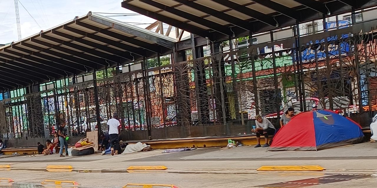 Foto: Andrés Carrera Pineda / Ante la falta de albergues, migrantes descansan en la parada del Citybus, en Periférico.