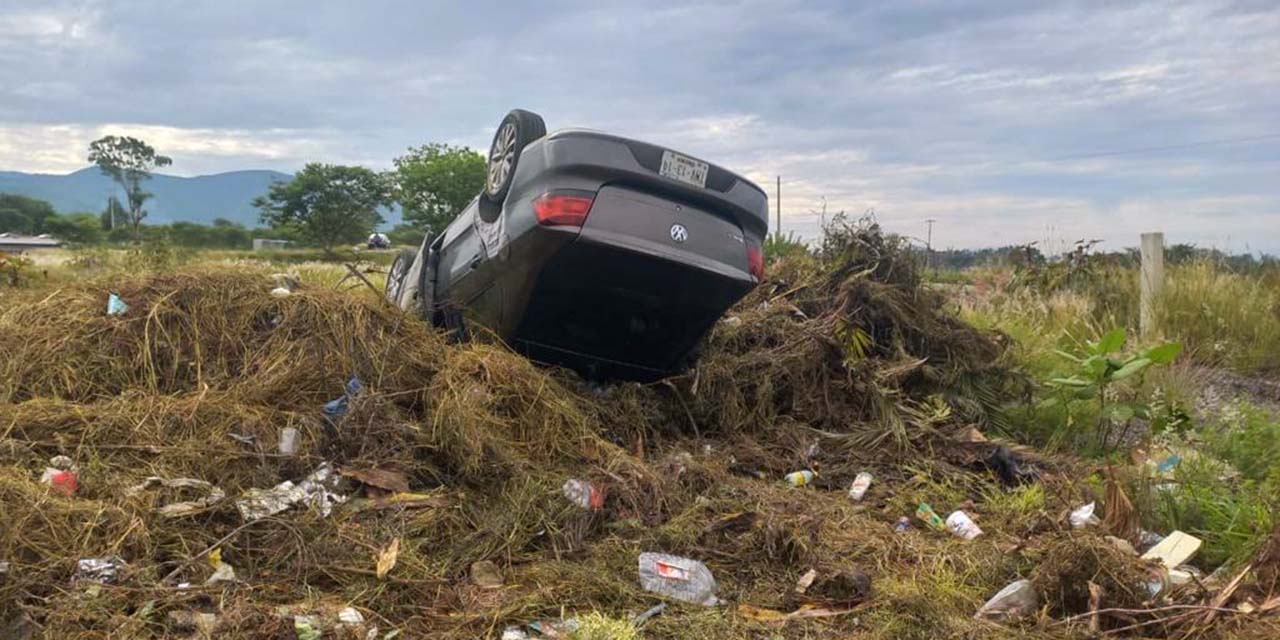 Adela, de 31 años, pilotaba la unidad marca Volkswagen, tipo Jetta, con placa de Oaxaca.