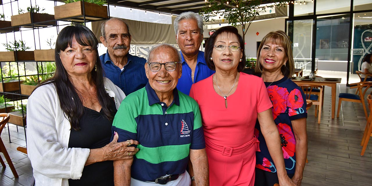 Foto: Rubén Morales / Adriana Ríos, Didier Mejía, Elías Sánchez, Rodolfo Robles, Deyanira Robles y Rebeca Robles compartieron un desayuno.