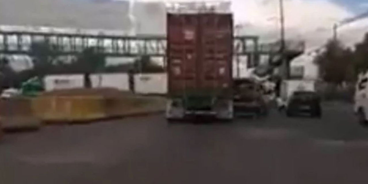 Graban cómo un tráiler arrolla al conductor de una camioneta y huye en el Edomex