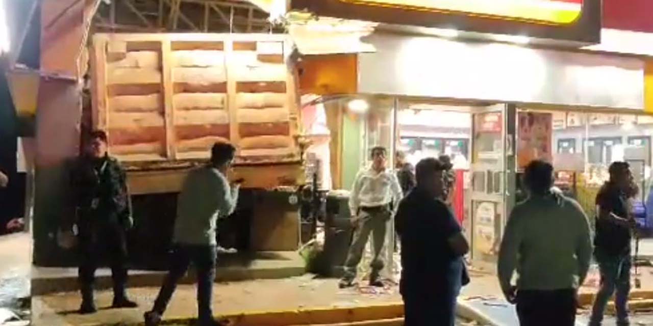 Impactante: Camión choca contra tienda de conveniencia en Veracruz dejando tres heridos