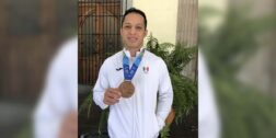 Cristian, portando orgulloso su medalla de bronce conquistada en San Salvador.