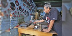 Fotos: Adrián Gaytán / Desde su taller, en el Barrio de Xochimilco, Miguel Ángel Agüero Pacheco muestra su equipo de trabajo y su obra de arte de hojalata.