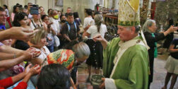 Foto: Adrián Gaytán / El Arzobispo Pedro Vázquez Villalobos, bendice a los fieles católicos después de encabezar la homilía dominical en Catedral.