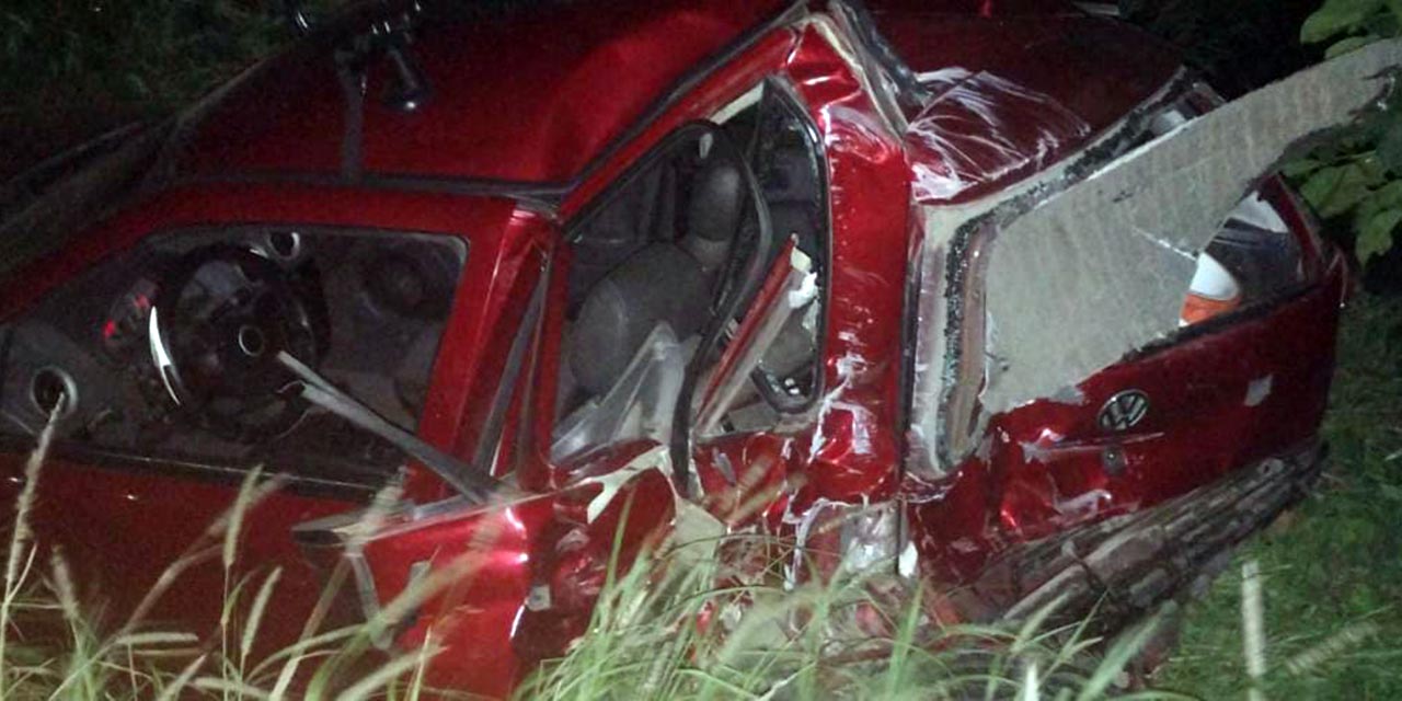 El automóvil sufrió varios daños y se salió de la carretera.