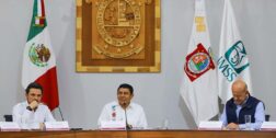 En Palacio de Gobierno, el gobernador Salomón Jara Cruz y el director general del IMSS, Zoé Robledo, encabezan reunión de trabajo.