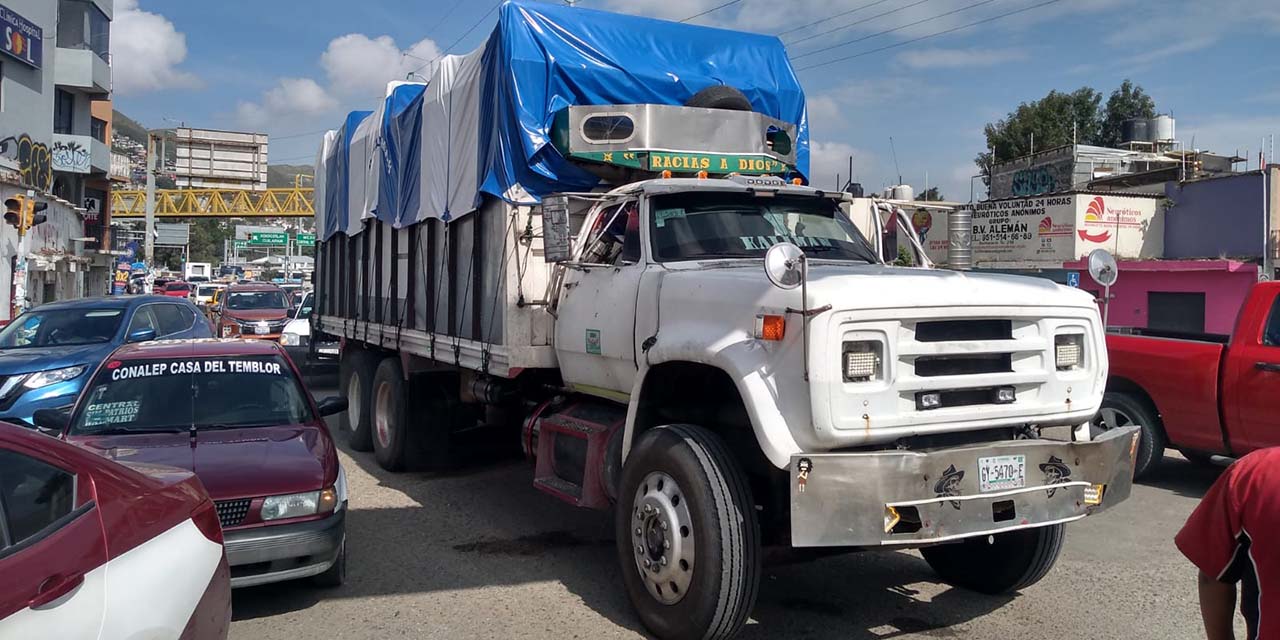 El chofer del camión chocó en la parte trasera del taxi.
