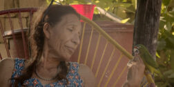 El documental “A través de Tola”, de la cineasta oaxaqueña Casandra Casasola, se proyectará el viernes en el teatro Juárez como parte de la actividades del festival DocsOaxaca.
