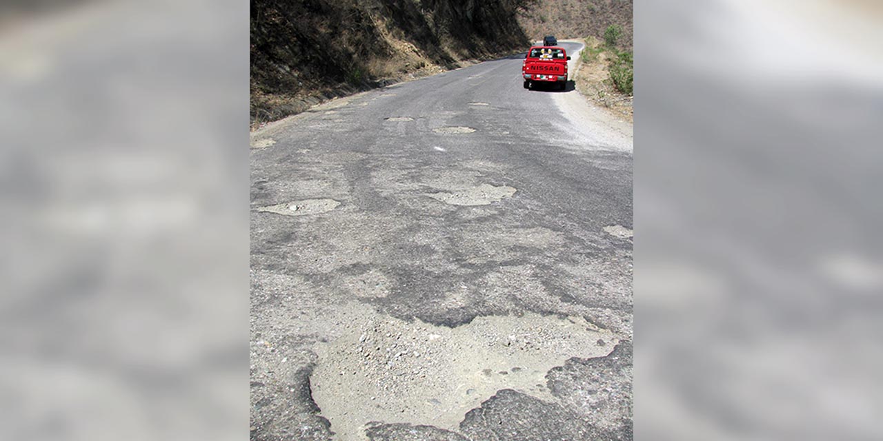 El pavimento que une a los distritos de Teotitlán de Flores Magón y Huautla de Jiménez vuelve a sufrir deterioro.