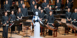 El robot fue ampliamente ovacionado al aparecer en escena.