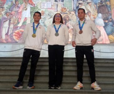 Foto: Leobardo García Reyes / William Arroyo, Xhunashi Caballero y Cristian Santiago fueron felicitados por el gobernador.