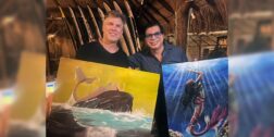Garret Grant sosteniendo la obra del artista Luis Ortiz y su servidor con la obra de Sergio Xross.