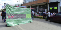 Foto: Adrián Gaytán / Integrantes del Sindicato de Empleados del IEBO bloquean Avenida Universidad.