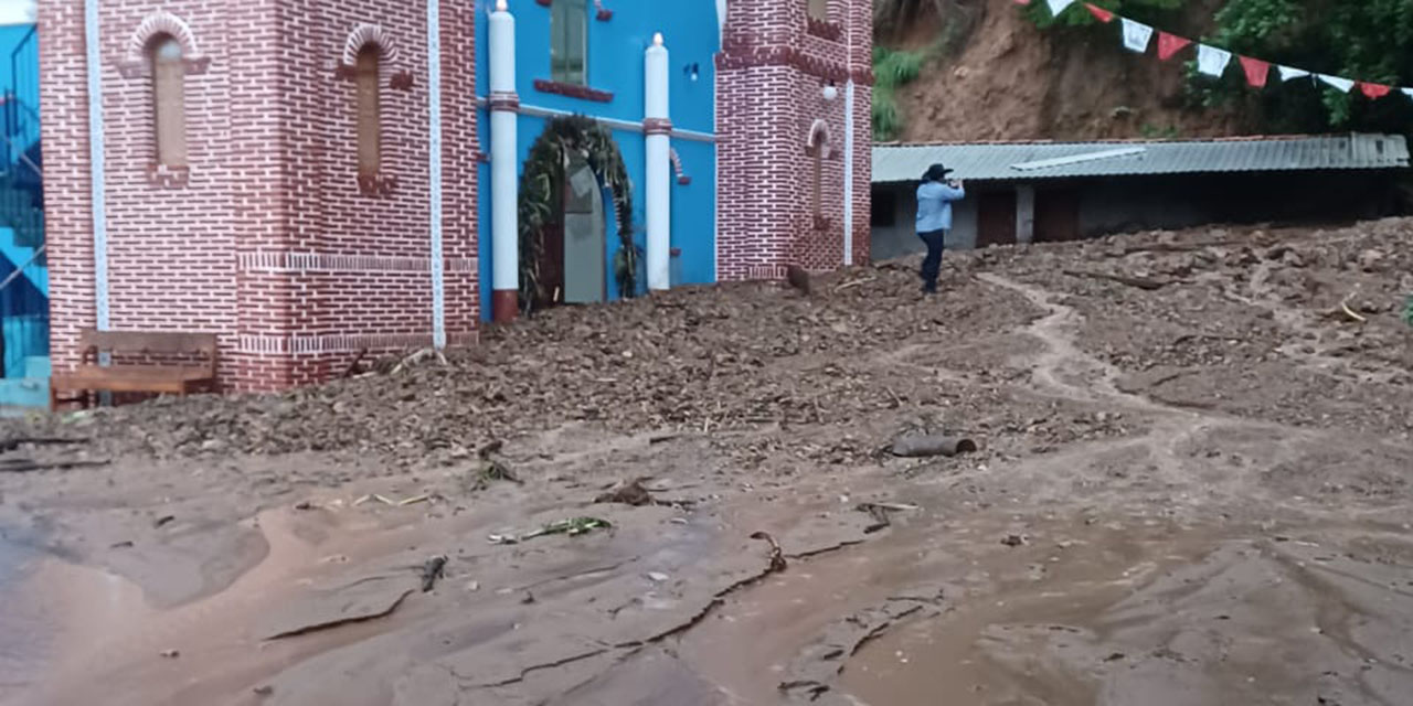 Lluvias fuertes incomunican a Santa Cruz Zenzontepec; templo se inundó | El Imparcial de Oaxaca