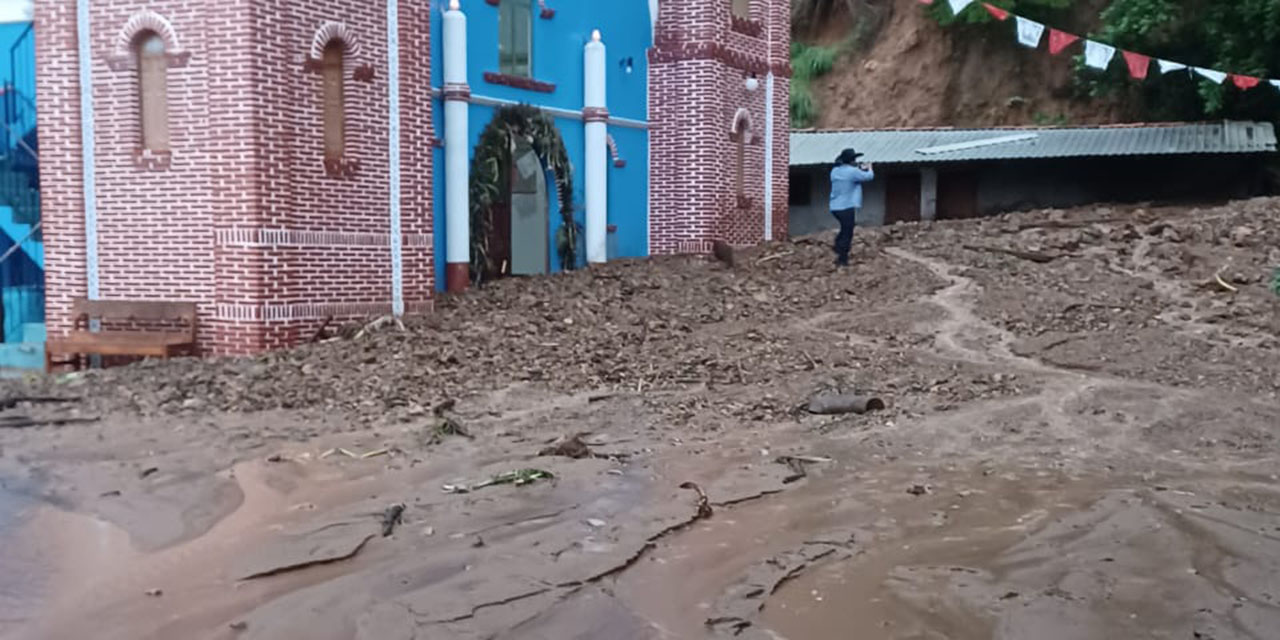 Lluvias fuertes incomunican a Santa Cruz Zenzontepec templo se