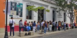 Fotos: Adrián Gaytán / La fila se formó afuera de la oficina del SAT en García Vigil.