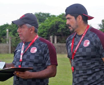 Los profesores del Toluca, Roberto Quintero y Leonardo Castillo, estuvieron al tanto de las pruebas.
