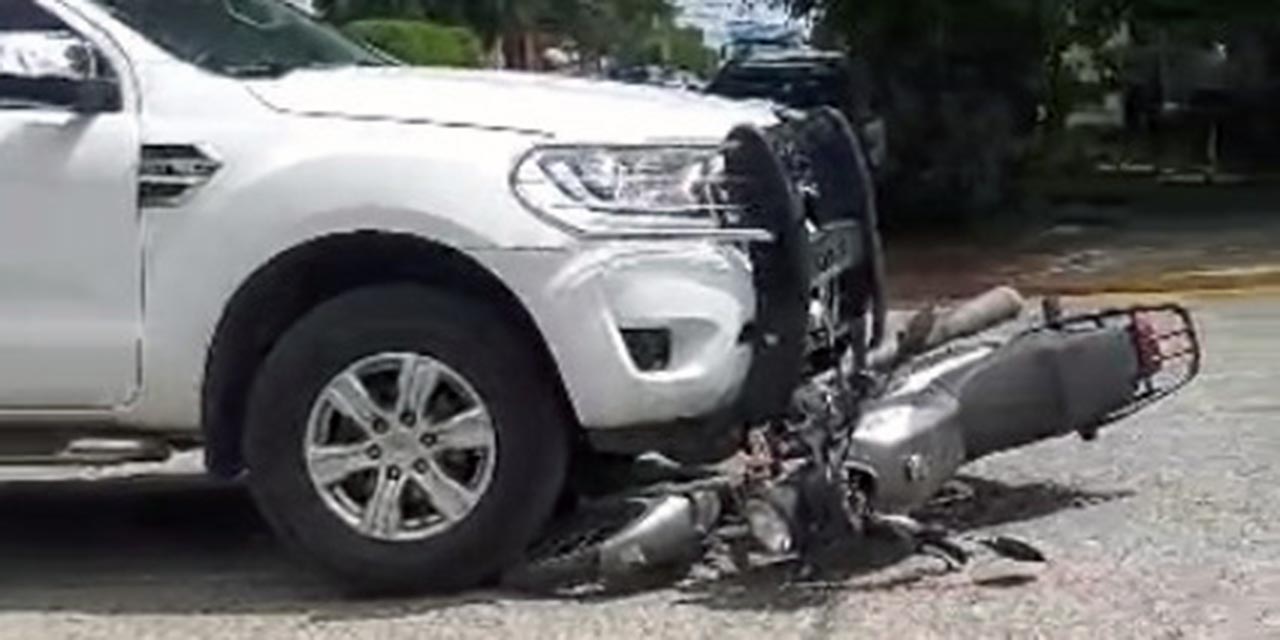 La camioneta arrastró al motociclista por algunos metros antes detenerse.