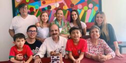 La familia López Vertiz se reunió para consentir al jefe de la familia.