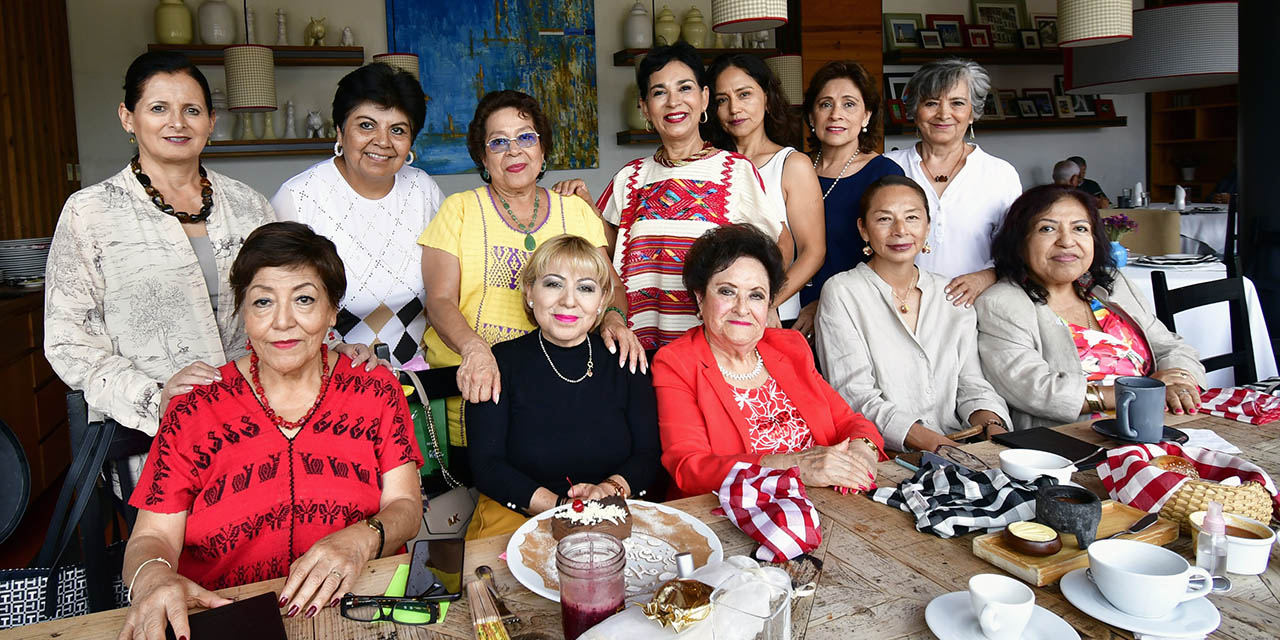 Fotos: Rubén Morales / La festejada pasó un bello momento rodeada de sus grandes amigas y compartiendo un rico desayuno.