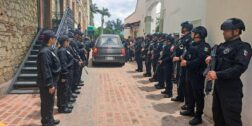 Oficiales y autoridades policiales presentaron su respeto al policía Andrés Avelino L. H., quien fue baleado durante una aprehensión efectuada en María Lombardo