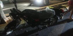La motociclista perdió el control de su moto y derrapó, para caer al pavimento.