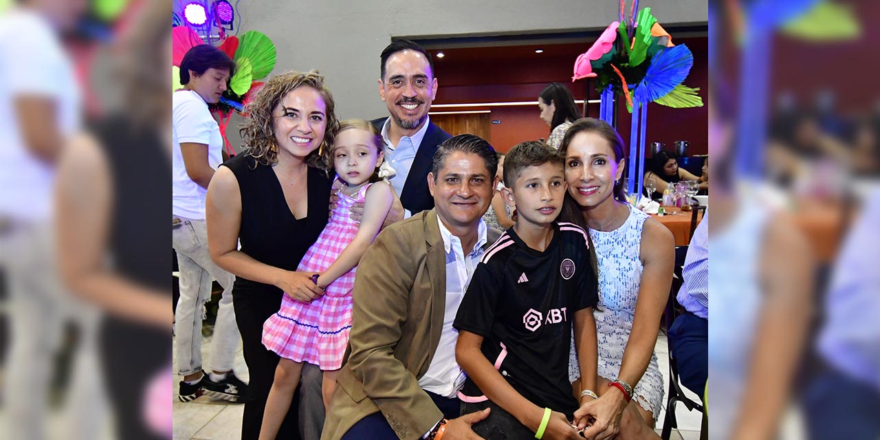 Fotos: Rubén Morales / Las familias se reunieron para festejar con los graduados este momento tan especial.